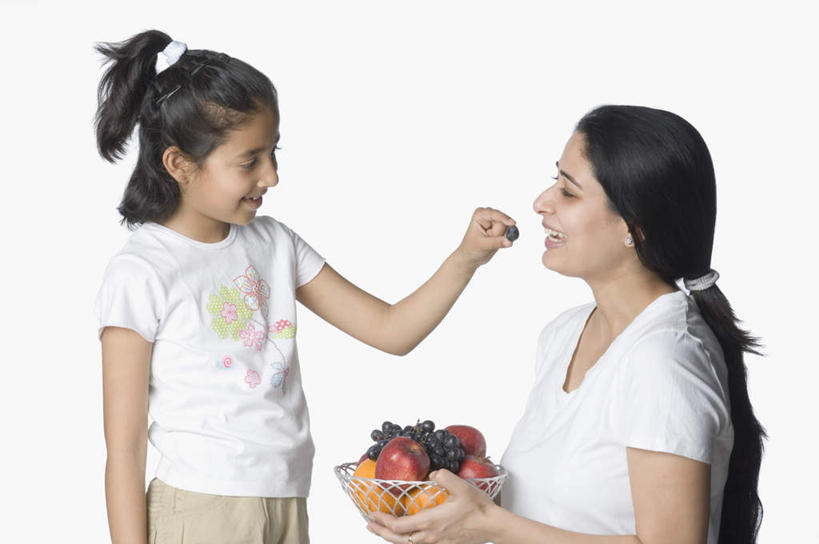 儿童,两个人,家庭,母亲,女儿,笑,微笑,露齿笑,横图,室内,白天,白色背景,侧面,纯洁,苹果,葡萄,水果,玻璃,亚洲,服装,新鲜,生食,食品,果实,注视,休闲装,玻璃制品,食物,一个,小孩,衣服,容器,碗,观察,看,张嘴,休闲,温暖,温馨,母女,一家人,休闲服,可爱,母爱,童年,童趣,摄影,服饰,有机食品,绿色食品,影棚,单个,观看,储藏,和睦,察看,储存,关注,张大嘴巴,童真,烂漫,无邪,天真,年轻女性,女孩,女人,女性,亚洲人,印度人,孩子,年轻人,张开嘴,橙子,半身,彩图,影棚拍摄,拍摄,融洽,贮存,女生