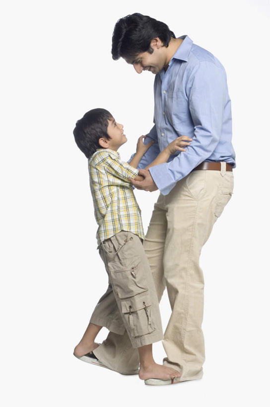 儿童,两个人,家庭,父亲,儿子,笑,微笑,露齿笑,竖图,室内,白天,白色背景,侧面,纯洁,亚洲,服装,注视,休闲装,相视,小孩,衣服,观察,看,休闲,温暖,温馨,父子,一家人,面对面,休闲服,父爱,可爱,童年,童趣,摄影,服饰,影棚,观看,对视,和睦,察看,互视,关注,相对,童真,烂漫,无邪,相看,天真,男孩,男人,男性,年轻男性,亚洲人,印度人,孩子,年轻人,彩图,全身,影棚拍摄,拍摄,融洽,男生