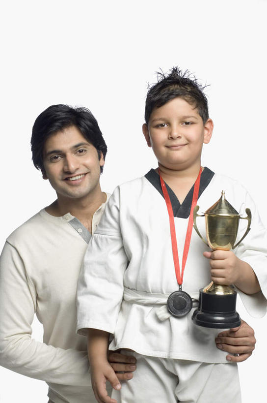 儿童,两个人,家庭,父亲,儿子,笑,微笑,露齿笑,竖图,室内,白天,白色背景,正面,纯洁,成功,胜利,亚洲,服装,拿,拿着,注视,休闲装,小孩,衣服,白色,观察,看,休闲,温暖,温馨,父子,一家人,休闲服,父爱,光彩,可爱,童年,童趣,摄影,服饰,影棚,观看,和睦,察看,衣着,穿着,关注,奖牌,荣誉,奖品,童真,烂漫,无邪,跆拳道服,荣耀,衣饰,光荣,天真,男孩,男人,男性,年轻男性,亚洲人,印度人,孩子,年轻人,半身,彩图,影棚拍摄,拍摄,融洽,奖杯,男生,练功服