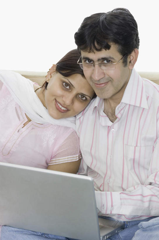 中年人,两个人,家庭,夫妻,坐,笑,微笑,露齿笑,竖图,室内,白天,正面,爱情,电脑,笔记本电脑,窗户,沙发,亚洲,服装,网络,浪漫,注视,休闲装,通讯设备,玻璃窗,衣服,观察,看,休闲,温暖,温馨,一家人,休闲服,恩爱,恋人,服饰,观看,和睦,察看,无线,关注,通信设备,无线网络,布艺沙发,无线上网,便携式电脑,手提电脑,男人,男性,女人,女性,中年男性,中年女性,亚洲人,印度人,夫妇,情侣,坐着,半身,彩图,伴侣,融洽