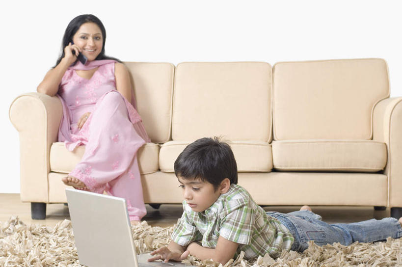 儿童,两个人,家庭,母亲,儿子,坐,打电话,盘腿,横图,室内,白天,正面,民族服装,纯洁,电脑,笔记本电脑,电话,手机,亚洲,握,服装,网络,拿,拿着,注视,休闲装,通讯设备,小孩,衣服,观察,看,趴着,休闲,温暖,温馨,母子,一家人,休闲服,可爱,母爱,童年,童趣,握着,服饰,观看,飘逸,和睦,察看,无线,庄重,关注,追求,通信设备,无线网络,无线上网,便携式电脑,童真,烂漫,无邪,纱丽,雅致,纱丽服,清婉,妍丽,交流,天真,手提电脑,男孩,年轻女性,女人,女性,亚洲人,印度人,孩子,年轻人,沟通,趴,盘腿而坐,盘膝,盘着腿的,盘着腿坐,双腿交叉,通话,坐着,彩图,全身,传统服装,民俗服,融洽,男生,奢华