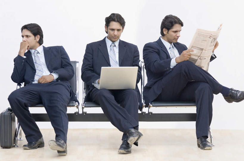 三个人,伙伴,朋友,商务人士,商务男性,坐,盘腿,横图,室内,白天,白色背景,正面,衬衫,阅读,友谊,合作,团队,电脑,笔记本电脑,报纸,亚洲,撑,学习,套装,网络,领带,托腮,注视,通讯设备,观察,看,托,战略,浏览,摄影,影棚,观看,察看,无线,象征,庄重,关注,托下巴,通信设备,商务装,身份,无线网络,无线上网,便携式电脑,工薪阶层,联合,合谋,正式,地位,配合,协作,手提电脑,男人,男性,年轻男性,亚洲人,印度人,白领,上班族,盘腿而坐,盘膝,盘着腿的,盘着腿坐,双腿交叉,坐着,彩图,全身,影棚拍摄,衬衣,拍摄