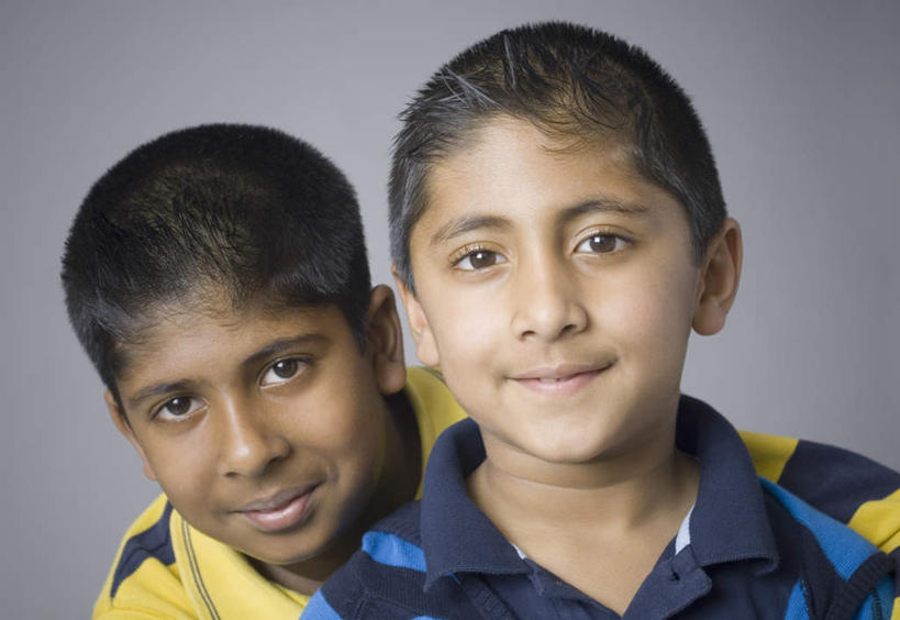 儿童,脸,头,脸颊,两个人,家庭,笑,微笑,露齿笑,横图,室内,特写,白天,正面,纯洁,亚洲,灰色背景,服装,注视,休闲装,小孩,衣服,观察,看,休闲,温暖,温馨,一家人,休闲服,可爱,童年,童趣,摄影,服饰,影棚,观看,和睦,察看,关注,童真,烂漫,无邪,天真,男孩,男人,男性,亚洲人,印度人,头部,脸部,脸蛋,面部,半身,彩图,影棚拍摄,拍摄,融洽,男生