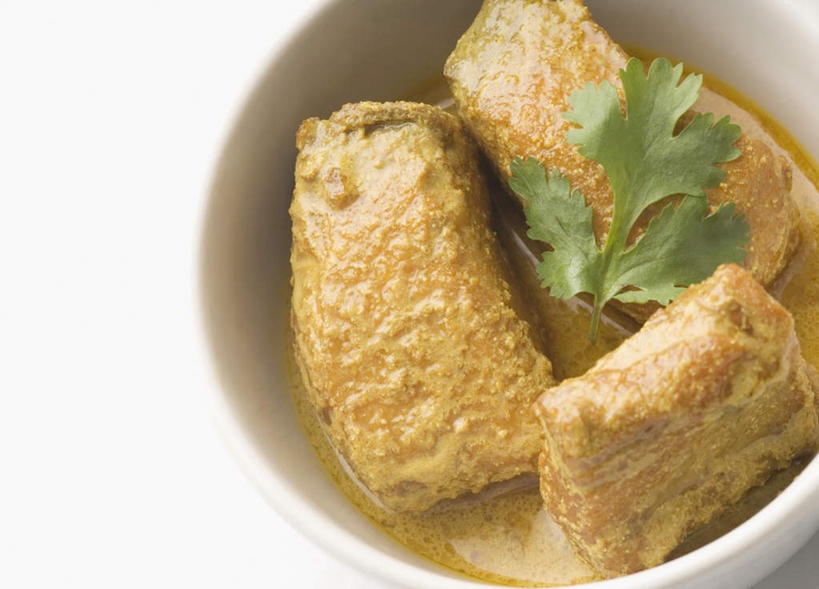 海鲜,咖哩,无人,横图,俯视,室内,特写,白天,白色背景,烹饪,桌面,桌子,芹菜,蔬菜,新鲜,鱼,陶瓷,大理石,调料,肉,鱼肉,料理,食品,陶瓷制品,调味品,调味料,水产,咖喱,菜肴,美食,肉类,鱼类,海洋生物,食物,一个,容器,碗,摄影,佳肴,有机食品,绿色食品,荷兰芹,欧芹,香芹,影棚,单个,储藏,储存,水生动物,海产品,水生物,肉食,海底动物,法香,巴西利,洋香菜,洋芫荽,法国香菜,旱芹菜,番荽,大理石制品,印度菜,印度料理,彩图,高角度拍摄,影棚拍摄,拍摄,贮存