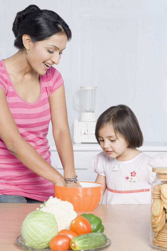 儿童,两个人,家庭,母亲,女儿,竖图,室内,白天,正面,纯洁,厨房,辣椒,蔬菜,亚洲,服装,新鲜,青椒,生菜,莴苣,食品,注视,休闲装,食物,小孩,衣服,观察,搅拌,看,休闲,温暖,温馨,母女,一家人,休闲服,可爱,母爱,童年,童趣,服饰,有机食品,绿色食品,观看,和睦,察看,关注,童真,烂漫,无邪,辣角,红海椒,大椒,辣虎,广椒,春菜,鹅仔菜,莴仔菜,千金菜,叶用莴苣,天真,年轻女性,女孩,女人,女性,亚洲人,印度人,孩子,年轻人,辣子,红辣椒,海椒,番椒,半身,彩图,灶间,融洽,女生