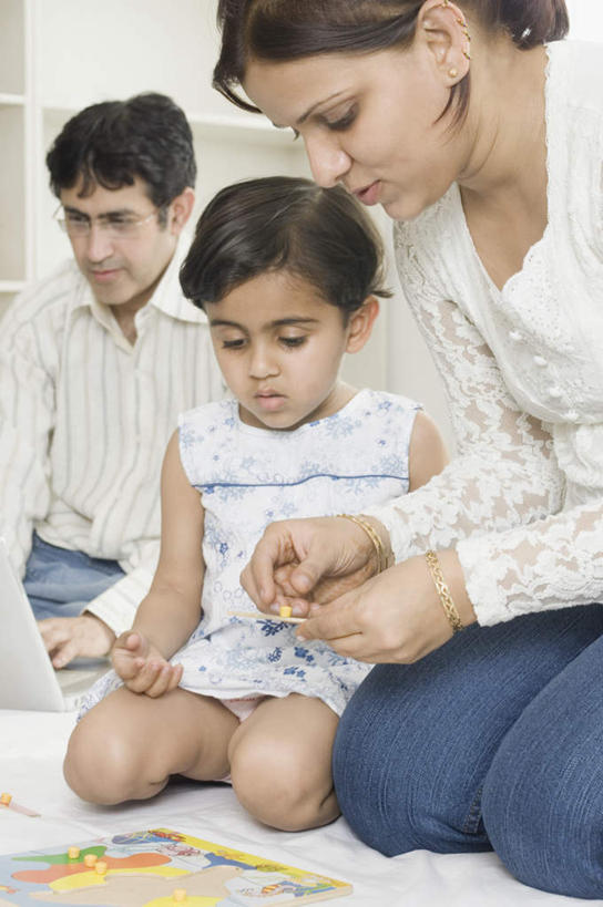 儿童,三个人,家庭,夫妻,母亲,父亲,女儿,竖图,室内,白天,正面,爱情,游戏,纯洁,电脑,笔记本电脑,窗户,窗帘,床,书架,卧室,亚洲,服装,网络,双人床,床单,浪漫,玩,注视,休闲装,娱乐,通讯设备,被子,玻璃窗,小孩,衣服,观察,看,休闲,温暖,温馨,父女,母女,三口之家,一家人,休闲服,恩爱,父爱,可爱,母爱,童年,童趣,恋人,服饰,观看,和睦,察看,无线,被单,关注,通信设备,无线网络,无线上网,便携式电脑,童真,烂漫,无邪,天真,手提电脑,男人,男性,年轻男性,年轻女性,女孩,女人,女性,亚洲人,印度人,孩子,年轻人,夫妇,情侣,玩耍,嬉戏,半身,彩图,睡房,卧房,伴侣,融洽,女生