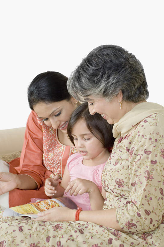 儿童,老年人,三个人,母亲,女儿,祖母,三代同堂,客厅,坐,竖图,室内,白天,正面,阅读,纯洁,沙发,杂志,亚洲,学习,服装,注视,休闲装,祖孙三代,小孩,衣服,观察,看,休闲,温暖,温馨,母女,休闲服,可爱,母爱,童年,童趣,读书,浏览,服饰,奶奶,观看,祖孙,和睦,察看,起居室,关注,看着,布艺沙发,童真,烂漫,无邪,外婆,外孙女,外祖母,客堂,天真,老年女性,年轻女性,女孩,女人,女性,亚洲人,印度人,孩子,年轻人,全家福,孙女,坐着,半身,彩图,融洽,女生,多代同堂,妈妈