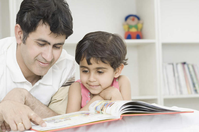 儿童,两个人,家庭,父亲,女儿,横图,室内,白天,正面,看书,阅读,纯洁,书籍,亚洲,学习,服装,注视,休闲装,小孩,衣服,书本,书柜,观察,看,休闲,温暖,温馨,父女,一家人,休闲服,书橱,父爱,可爱,童年,童趣,读书,浏览,服饰,观看,和睦,察看,关注,童真,烂漫,无邪,挡书板,书挡,书夹,书立,天真,男人,男性,年轻男性,女孩,亚洲人,印度人,孩子,年轻人,书,图书,半身,彩图,融洽,女生