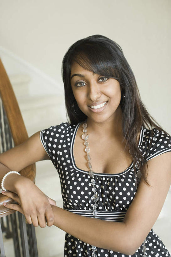 一个人,栏杆,笑,微笑,露齿笑,竖图,室内,白天,正面,楼梯,项链,亚洲,仅一个年轻女性,仅一个女性,仅一个人,撑,服装,扶手,阶梯,注视,休闲装,护栏,台阶,装饰品,衣服,饰品,手链,首饰,观察,看,休闲,休闲服,服饰,手镯,观看,察看,撑着,关注,镯子,年轻女性,女人,女性,亚洲人,印度人,半身,彩图