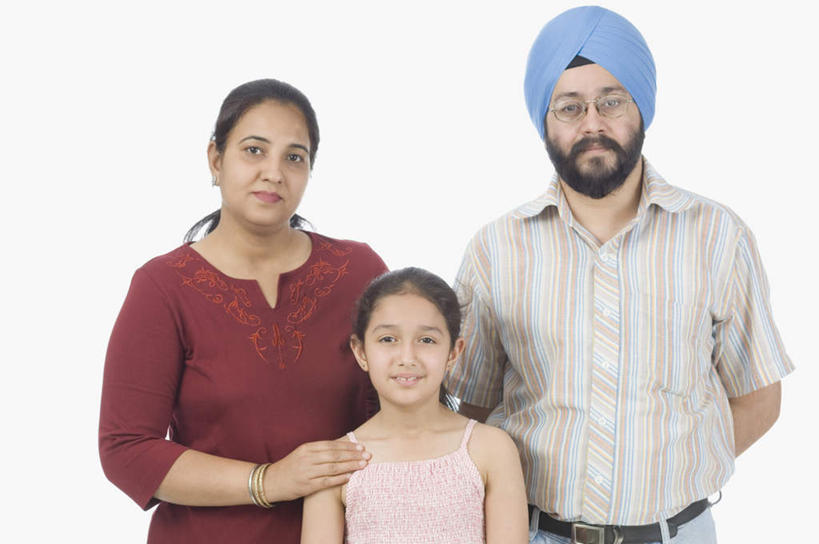 儿童,三个人,家庭,夫妻,母亲,父亲,女儿,笑,微笑,露齿笑,横图,室内,白天,白色背景,正面,爱情,纯洁,亚洲,服装,浪漫,注视,休闲装,小孩,衣服,观察,看,休闲,温暖,温馨,父女,母女,三口之家,一家人,休闲服,恩爱,父爱,可爱,母爱,童年,童趣,恋人,摄影,服饰,影棚,观看,和睦,察看,关注,童真,烂漫,无邪,天真,男人,男性,年轻男性,年轻女性,女孩,女人,女性,亚洲人,印度人,孩子,年轻人,夫妇,情侣,半身,彩图,影棚拍摄,拍摄,伴侣,融洽,女生