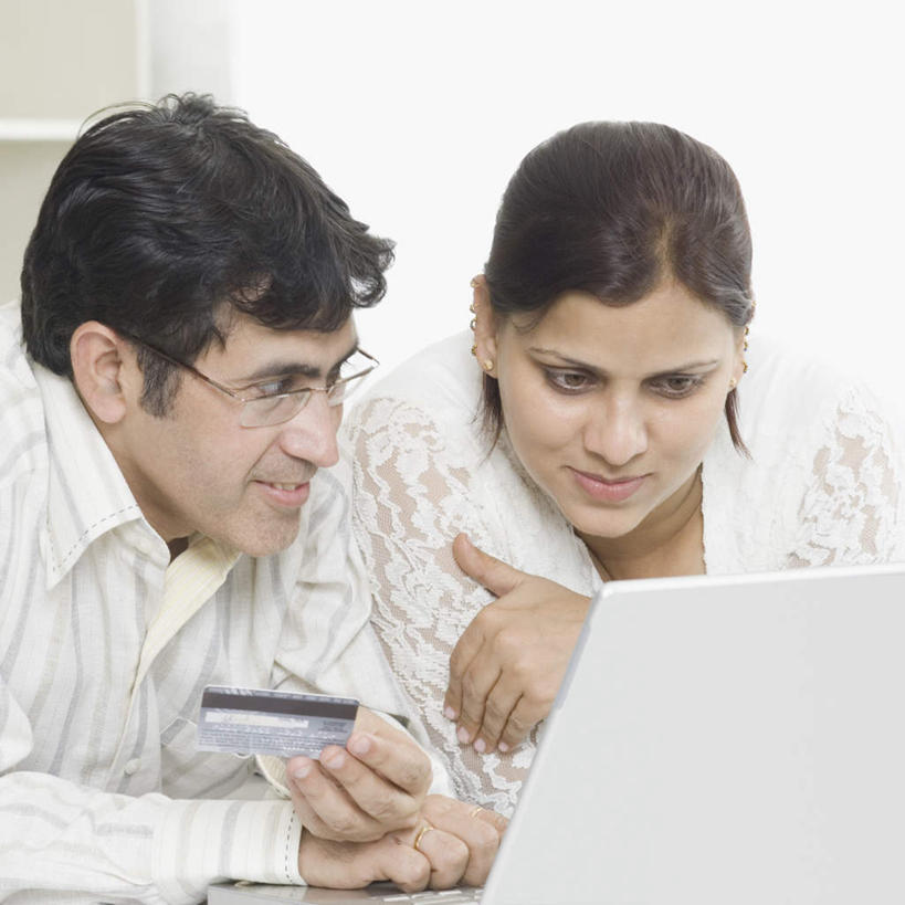 中年人,两个人,家庭,夫妻,横图,室内,白天,正面,爱情,信用卡,电脑,笔记本电脑,卧室,亚洲,服装,网络,浪漫,拿,拿着,注视,休闲装,通讯设备,衣服,书柜,观察,看,休闲,温暖,温馨,一家人,休闲服,卡,书橱,恩爱,储蓄卡,恋人,服饰,观看,和睦,察看,无线,关注,通信设备,无线网络,无线上网,便携式电脑,挡书板,书挡,书夹,书立,银行卡,手提电脑,男人,男性,女人,女性,中年男性,中年女性,亚洲人,印度人,夫妇,情侣,半身,彩图,睡房,卧房,伴侣,融洽