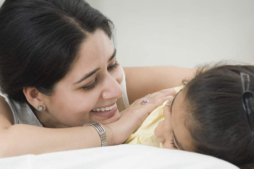 儿童,两个人,家庭,母亲,女儿,笑,睡,微笑,露齿笑,横图,室内,特写,白天,正面,纯洁,窗户,卧室,亚洲,服装,朦胧,模糊,注视,休闲装,玻璃窗,小孩,衣服,观察,看,趴着,休闲,温暖,温馨,母女,一家人,休闲服,可爱,母爱,童年,童趣,服饰,观看,和睦,察看,关注,童真,烂漫,无邪,天真,年轻女性,女孩,女人,女性,亚洲人,印度人,孩子,年轻人,困,困觉,趴,寝息,睡觉,半身,彩图,睡房,卧房,融洽,女生