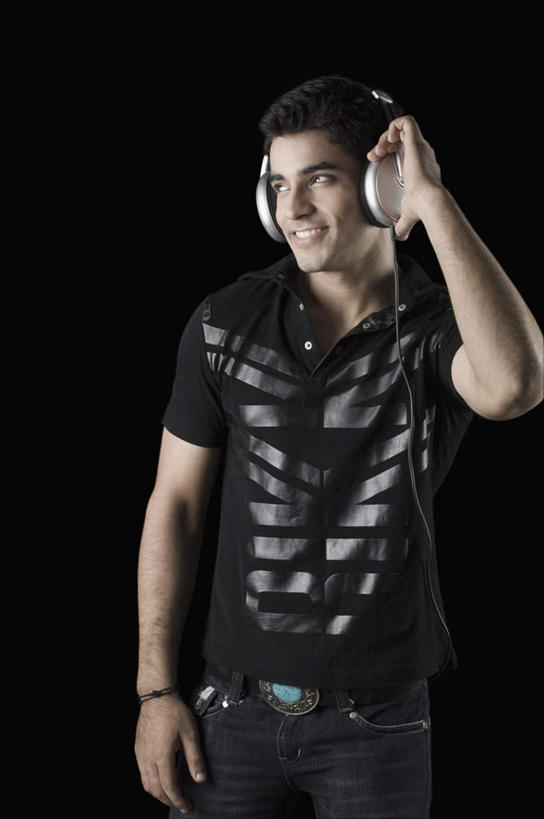 一个人,笑,微笑,露齿笑,竖图,室内,白天,正面,快乐,满意,幸福,亚洲,仅一个男性,仅一个人,黑色背景,服装,音响,音乐,注视,休闲装,娱乐,仅一个年轻男性,衣服,耳机,观察,看,享受,休闲,休闲服,放松,摄影,服饰,影棚,观看,察看,舒适,享乐,关注,男人,男性,年轻男性,亚洲人,印度人,半身,彩图,影棚拍摄,拍摄