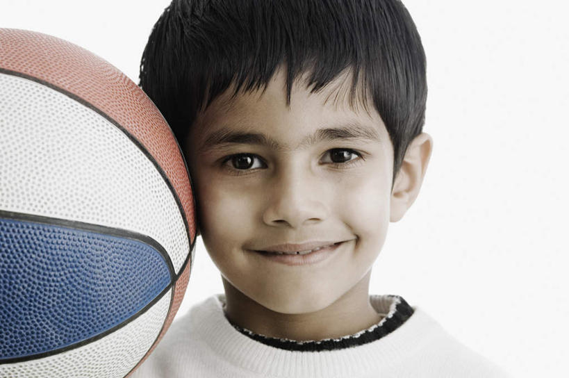 儿童,脸,头,脸颊,一个人,笑,微笑,横图,室内,特写,白天,白色背景,正面,篮球,亚洲,仅一个男性,仅一个人,服装,篮球装备,拿,拿着,注视,休闲装,运动器械,小孩,衣服,观察,看,仅一个小孩,休闲,休闲服,健身器械,摄影,服饰,影棚,观看,察看,关注,健身器材,篮球运动,男孩,男人,男性,亚洲人,印度人,孩子,头部,脸部,脸蛋,面部,半身,彩图,影棚拍摄,拍摄,运动器材,男生