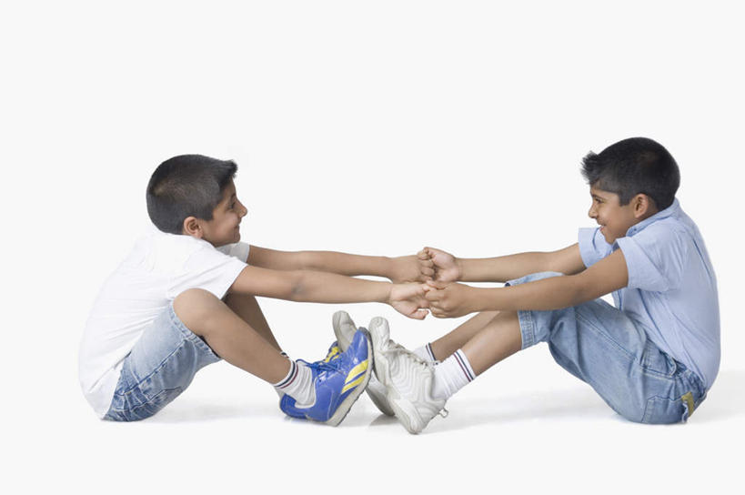 儿童,两个人,家庭,坐,握手,横图,室内,白天,白色背景,侧面,游戏,纯洁,亚洲,服装,玩,注视,休闲装,娱乐,小孩,衣服,观察,看,休闲,温暖,温馨,一家人,休闲服,可爱,童年,童趣,摄影,服饰,影棚,观看,和睦,察看,关注,童真,烂漫,无邪,天真,男孩,男人,男性,亚洲人,印度人,搀手,拉手,手拉手,手握手,玩耍,嬉戏,坐着,彩图,全身,影棚拍摄,拍摄,融洽,男生