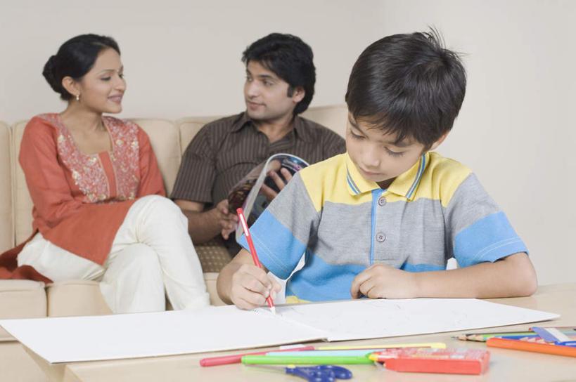 儿童,三个人,家庭,夫妻,母亲,父亲,儿子,客厅,说,横图,室内,白天,正面,爱情,绘画,阅读,纯洁,沙发,杂志,亚洲,学习,服装,笔,办公用品,浪漫,拿,拿着,注视,休闲装,文具,小孩,衣服,学习用品,观察,看,休闲,温暖,温馨,父子,母子,三口之家,一家人,休闲服,恩爱,父爱,可爱,母爱,童年,童趣,读书,浏览,恋人,服饰,观看,文具用品,和睦,察看,起居室,关注,水彩笔,布艺沙发,童真,烂漫,无邪,客堂,交流,天真,男孩,男人,男性,年轻男性,年轻女性,女人,女性,亚洲人,印度人,孩子,年轻人,夫妇,情侣,画纸,沟通,画画,讲话,交谈,说话,谈话,半身,彩图,伴侣,融洽,男生