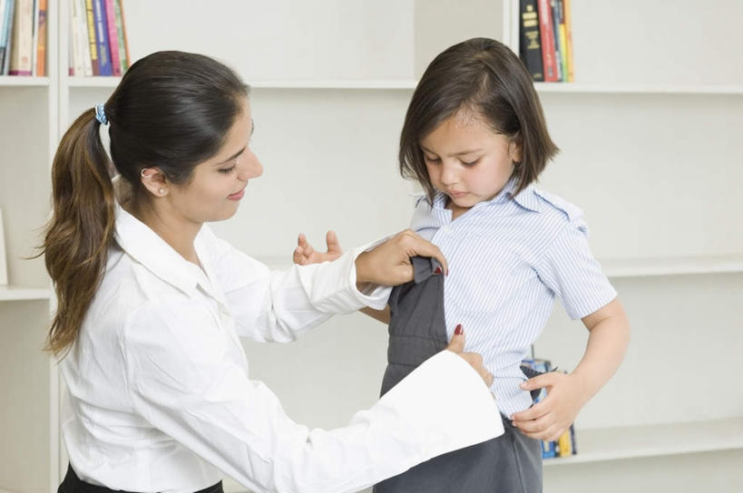 儿童,两个人,家庭,母亲,女儿,横图,室内,白天,侧面,看书,阅读,纯洁,书籍,亚洲,一排,学习,服装,整齐,并列,并排,注视,休闲装,排列,小孩,衣服,书本,书柜,观察,看,休闲,温暖,温馨,母女,一家人,休闲服,书橱,可爱,母爱,童年,童趣,读书,浏览,服饰,观看,和睦,察看,队列,关注,平行,童真,烂漫,无邪,挡书板,书挡,书夹,书立,天真,年轻女性,女孩,女人,女性,亚洲人,印度人,孩子,年轻人,书,图书,半身,彩图,融洽,女生