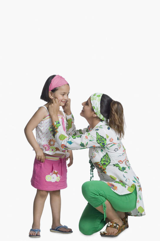 儿童,两个人,家庭,母亲,女儿,竖图,室内,白天,白色背景,侧面,纯洁,亚洲,服装,装饰,注视,休闲装,小孩,衣服,发箍,发饰,饰品,观察,看,休闲,温暖,温馨,母女,一家人,休闲服,可爱,母爱,童年,童趣,摄影,服饰,影棚,头箍,观看,和睦,察看,关注,发卡,童真,烂漫,无邪,配饰,天真,年轻女性,女孩,女人,女性,亚洲人,印度人,孩子,年轻人,彩图,全身,影棚拍摄,拍摄,融洽,女生