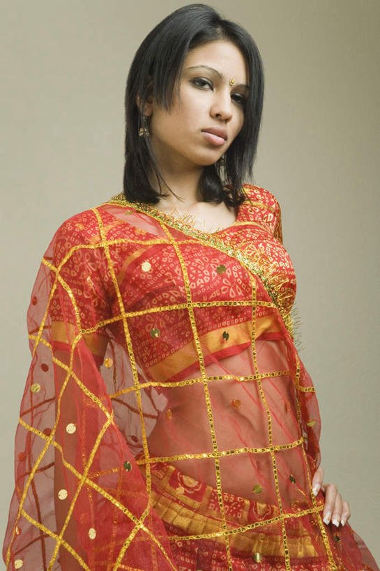 一个人,竖图,室内,白天,正面,民族服装,亚洲,仅一个年轻女性,仅一个女性,仅一个人,黄色背景,服装,注视,手叉腰,衣服,叉腰,观察,看,摄影,服饰,影棚,观看,察看,双手叉腰,衣着,穿着,关注,衣饰,年轻女性,女人,女性,亚洲人,印度人,半身,彩图,影棚拍摄,传统服装,民俗服,拍摄