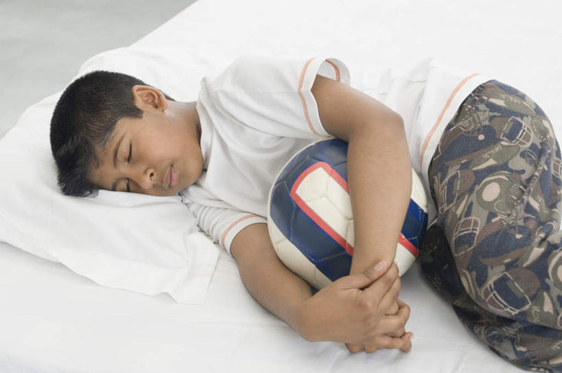 儿童,一个人,躺,闭眼,捧,睡,横图,俯视,室内,白天,篮球,床,亚洲,仅一个男性,仅一个人,服装,双人床,床单,篮球装备,休闲装,被子,运动器械,小孩,衣服,仅一个小孩,休闲,休闲服,健身器械,服饰,被单,健身器材,篮球运动,男孩,男人,男性,亚洲人,印度人,孩子,闭眼睛,闭着眼,闭着眼睛,端,端着,困,困觉,捧着,寝息,手捧,睡觉,躺着,半身,彩图,高角度拍摄,运动器材,男生