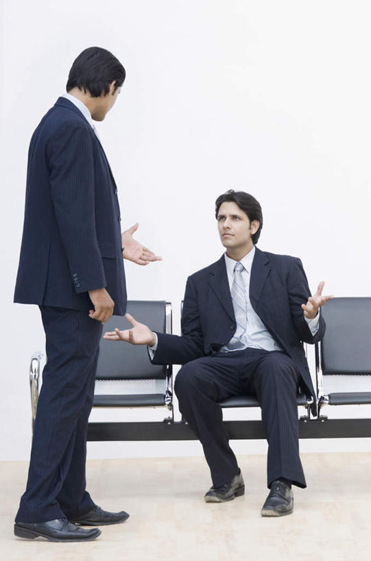 两个人,伙伴,朋友,商务人士,商务男性,坐,伸展双臂,说,竖图,室内,白天,正面,衬衫,友谊,合作,团队,亚洲,套装,领带,注视,观察,看,战略,观看,察看,象征,庄重,关注,商务装,身份,工薪阶层,联合,合谋,正式,地位,交流,配合,协作,男人,男性,年轻男性,亚洲人,印度人,白领,上班族,敞开双臂,沟通,讲话,交谈,伸开双臂,说话,谈话,展开双肩,张开手臂,张开双臂,坐着,彩图,全身,衬衣