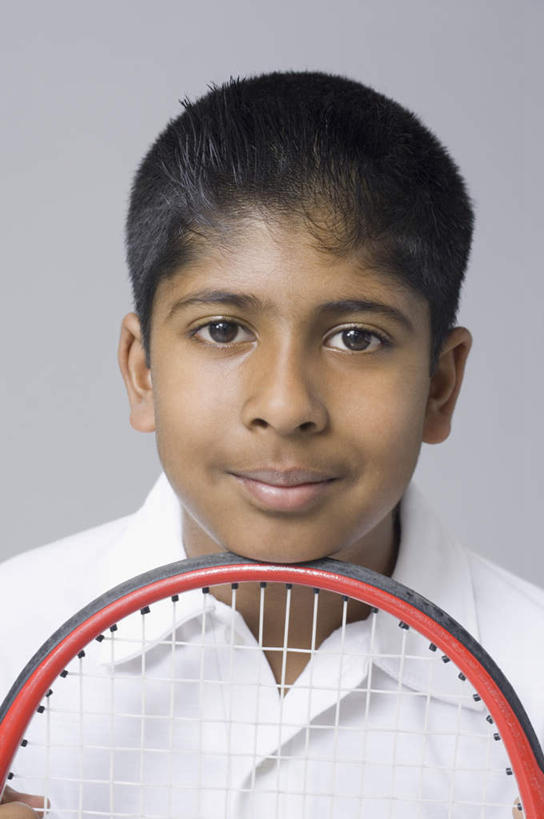 儿童,脸,头,脸颊,一个人,竖图,室内,特写,白天,正面,纯洁,网球,亚洲,仅一个男性,仅一个人,灰色背景,服装,网球拍,球拍,网球装备,拿,拿着,注视,休闲装,运动器械,小孩,衣服,观察,看,仅一个小孩,休闲,休闲服,健身器械,可爱,童年,童趣,摄影,服饰,影棚,观看,察看,关注,健身器材,童真,烂漫,无邪,天真,网球运动,男孩,男人,男性,亚洲人,印度人,孩子,头部,脸部,脸蛋,面部,半身,彩图,影棚拍摄,拍摄,运动器材,男生