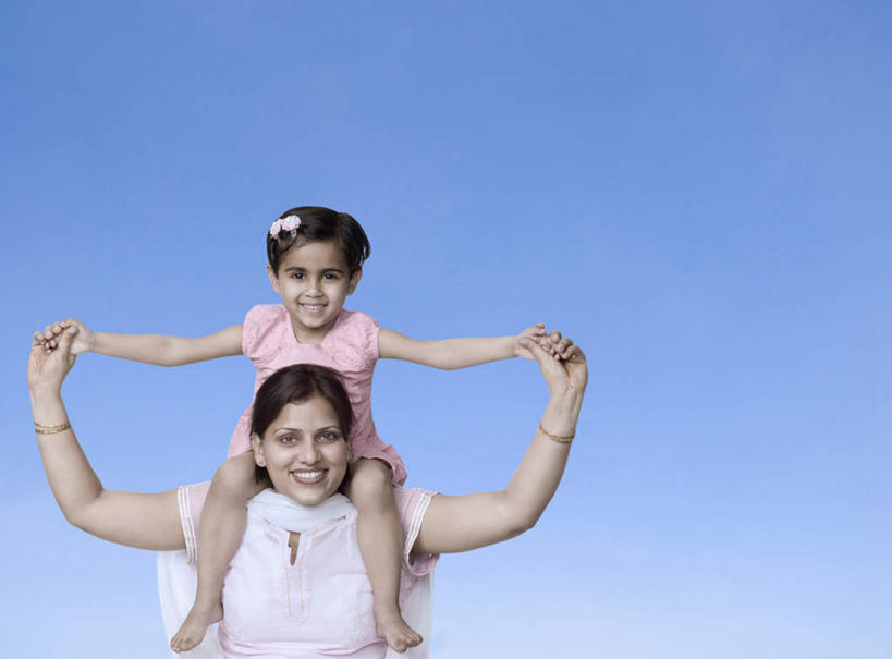 儿童,两个人,母亲,女儿,伸展双臂,笑,微笑,露齿笑,横图,室内,白天,仰视,亚洲,服装,注视,休闲装,小孩,骑,衣服,蓝色,蓝天,天空,天,观察,看,扛,休闲,母女,休闲服,母爱,服饰,晴朗,观看,察看,关注,万里无云,扛在肩上,骑在肩上,女孩,女性,中年女性,亚洲人,印度人,孩子,晴空,晴空万里,敞开双臂,伸开双臂,展开双肩,张开手臂,张开双臂,半身,彩图,低角度拍摄,女生