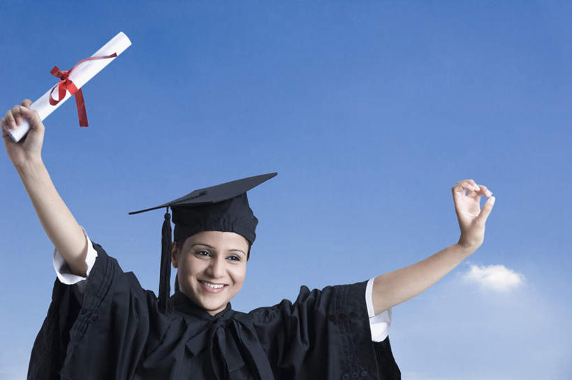 一个人,学生,伸展双臂,笑,微笑,露齿笑,横图,室内,白天,仰视,亚洲,仅一个年轻女性,仅一个女性,仅一个人,丝绸,丝带,文凭,云,云朵,缎带,拿,云彩,拿着,注视,绸带,蓝色,白云,蓝天,天空,天,观察,看,摄影,流苏,影棚,晴朗,观看,察看,证书,学士帽,毕业,关注,学士服,学位证,学位证书,垂布,学士袍,年轻女性,女人,女性,亚洲人,印度人,晴空,敞开双臂,伸开双臂,展开双肩,张开手臂,张开双臂,半身,彩图,低角度拍摄,影棚拍摄,拍摄