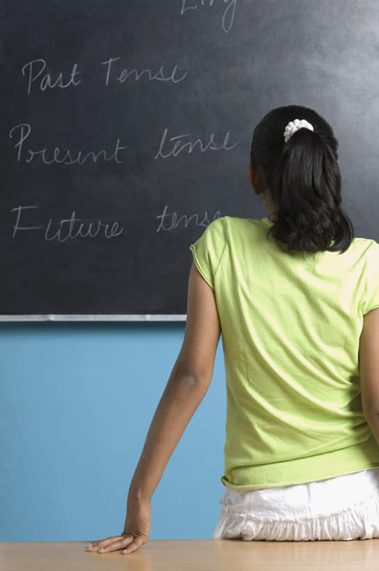 儿童,一个人,学校,坐,竖图,室内,白天,纯洁,亚洲,仅一个女性,仅一个人,撑,服装,注视,休闲装,校园,小孩,背面,衣服,黑板,观察,看,仅一个小孩,休闲,教室,休闲服,可爱,童年,童趣,教学,服饰,观看,察看,撑着,关注,童真,烂漫,无邪,耐磨,教学黑板,天真,女孩,女人,女性,亚洲人,印度人,孩子,坐着,半身,彩图,女生