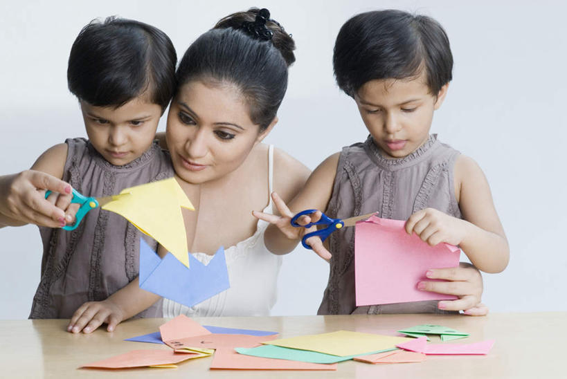 儿童,三个人,家庭,母亲,女儿,儿子,横图,室内,白天,正面,纯洁,桌面,桌子,亚洲,修剪,灰色背景,服装,艺术,木制,工具,剪刀,纸,纸艺,手工艺品,纸张,拿,拿着,注视,休闲装,文化,小孩,衣服,木制品,纸制品,工艺品,剪纸,观察,看,休闲,温暖,温馨,母女,母子,一家人,休闲服,可爱,母爱,童年,童趣,摄影,服饰,影棚,观看,裁剪,和睦,察看,剪子,剪裁,切割,高雅,关注,童真,烂漫,无邪,自信心,品位,剪画,刻纸,天真,男孩,男人,男性,年轻女性,女孩,女人,女性,亚洲人,印度人,孩子,年轻人,半身,彩图,影棚拍摄,拍摄,融洽,男生,女生