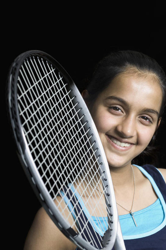 儿童,一个人,竖图,室内,白天,正面,纯洁,网球,亚洲,仅一个女性,仅一个人,黑色背景,服装,网球拍,球拍,网球装备,拿,拿着,注视,休闲装,运动器械,小孩,衣服,观察,看,仅一个小孩,休闲,休闲服,健身器械,可爱,童年,童趣,摄影,服饰,影棚,观看,察看,关注,健身器材,童真,烂漫,无邪,天真,网球运动,女孩,女人,女性,亚洲人,印度人,孩子,半身,彩图,影棚拍摄,拍摄,运动器材,女生