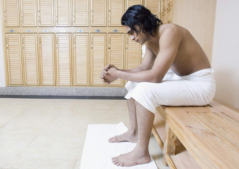 一个人,坐,横图,室内,白天,侧面,浴室,亚洲,仅一个男性,仅一个人,纺织物,祝福,注视,裸露,虔诚,仅一个年轻男性,毛巾,观察,看,祈祷,清洁,双手合十,赤裸,观看,保暖,察看,关注,感谢,裸,合掌,透气,防水,合十礼,合掌礼,合十,莲华合掌,感恩,储水,耐磨,吸水,男人,男性,年轻男性,亚洲人,印度人,淋浴房,坐着,彩图,全身,冲凉房,沐浴间,沐浴室