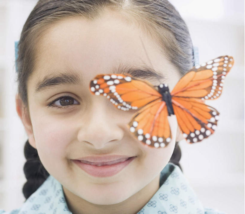 儿童,脸,头,脸颊,一个人,笑,微笑,横图,室内,特写,白天,正面,纯洁,蝴蝶,亚洲,仅一个女性,仅一个人,服装,昆虫,标本,注视,休闲装,小孩,衣服,动物,观察,看,仅一个小孩,休闲,休闲服,可爱,童年,童趣,服饰,观看,察看,关注,益虫,童真,烂漫,无邪,天真,女孩,女人,女性,亚洲人,印度人,孩子,头部,脸部,脸蛋,面部,半身,彩图,女生