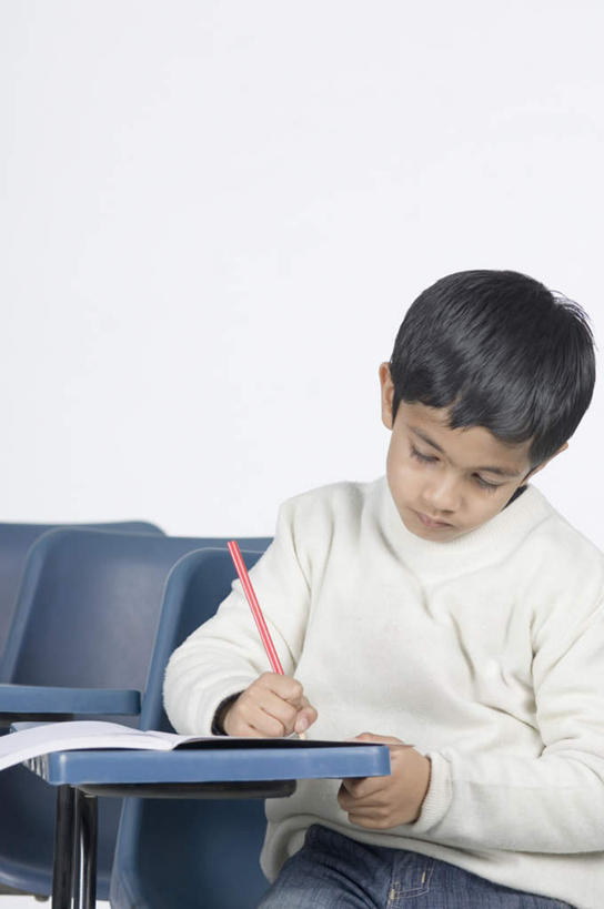 儿童,一个人,坐,竖图,室内,白天,正面,亚洲,仅一个男性,仅一个人,服装,笔,办公用品,记事本,拿,拿着,注视,休闲装,文具,小孩,衣服,本子,笔记本,学习用品,观察,看,仅一个小孩,休闲,休闲服,服饰,观看,文具用品,察看,关注,男孩,男人,男性,亚洲人,印度人,孩子,坐着,半身,彩图,男生