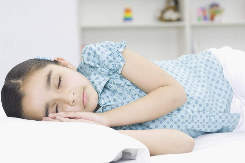 儿童,一个人,躺,闭眼,睡,横图,室内,白天,正面,纯洁,床,卧室,亚洲,仅一个女性,仅一个人,服装,双人床,床单,休闲装,被子,小孩,衣服,仅一个小孩,休闲,休闲服,可爱,童年,童趣,服饰,被单,童真,烂漫,无邪,挡书板,书挡,书夹,书立,卧着,天真,女孩,女人,女性,亚洲人,印度人,孩子,闭眼睛,闭着眼,闭着眼睛,困,困觉,寝息,睡觉,躺着,卧,半身,彩图,睡房,卧房,女生