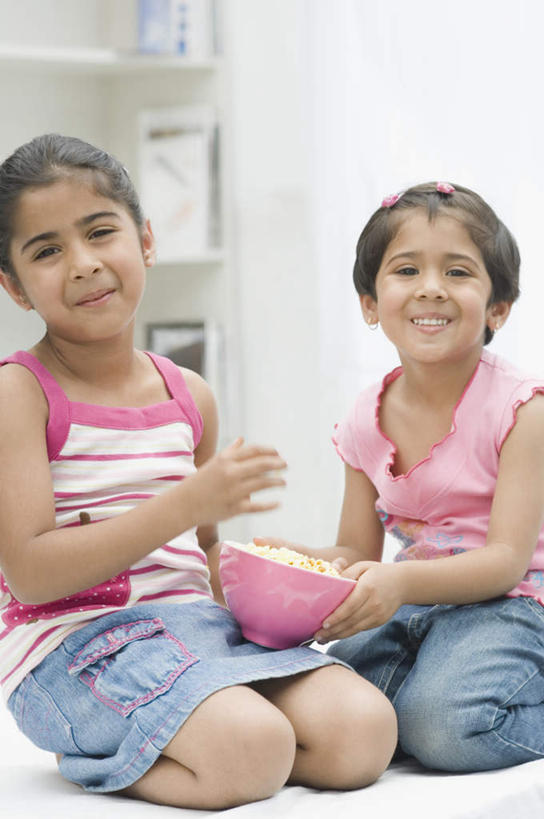 点心,儿童,两个人,家庭,吃,竖图,室内,白天,正面,纯洁,书架,卧室,亚洲,服装,食品,拿,拿着,注视,休闲装,食物,小孩,衣服,碗,零食,观察,看,休闲,温暖,温馨,一家人,休闲服,爆米花,可爱,童年,童趣,服饰,观看,和睦,察看,关注,童真,垃圾食品,膨化食品,烂漫,无邪,零嘴,天真,女孩,女人,女性,亚洲人,印度人,嚼,食,半身,彩图,睡房,卧房,融洽,女生