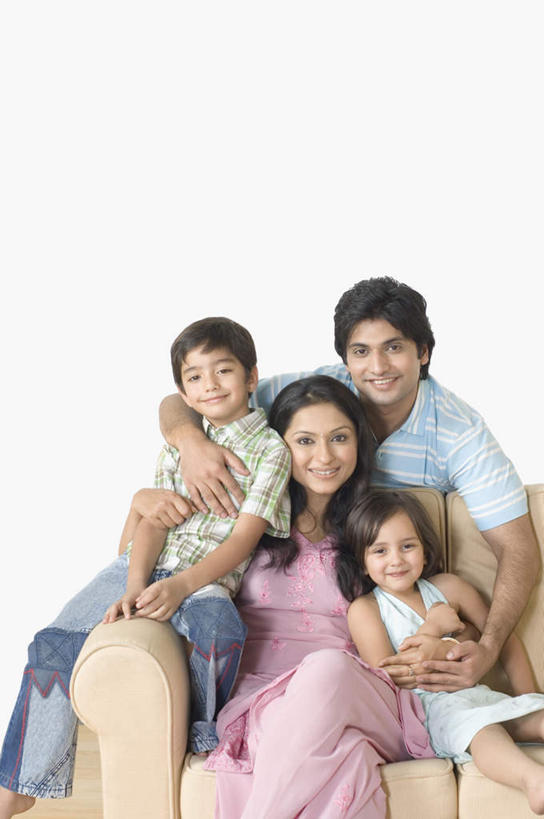 儿童,四个人,家庭,夫妻,母亲,父亲,女儿,儿子,坐,抱,笑,微笑,露齿笑,竖图,室内,白天,正面,爱情,纯洁,沙发,亚洲,服装,浪漫,注视,休闲装,小孩,衣服,观察,看,休闲,温暖,温馨,父女,父子,母女,母子,一家人,休闲服,恩爱,父爱,可爱,母爱,童年,童趣,恋人,服饰,抱着,观看,和睦,察看,搂着,关注,布艺沙发,童真,烂漫,无邪,天真,男孩,男人,男性,年轻男性,年轻女性,女孩,女人,女性,亚洲人,印度人,孩子,年轻人,夫妇,情侣,怀抱,搂,搂抱,相抱,拥抱,坐着,半身,彩图,伴侣,融洽,男生,女生
