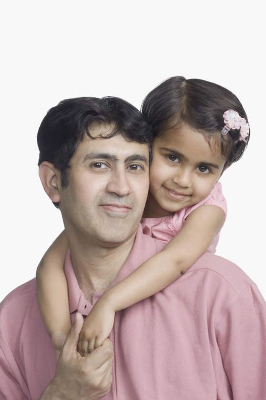 儿童,两个人,家庭,父亲,女儿,抱,笑,微笑,露齿笑,竖图,室内,白天,白色背景,正面,纯洁,亚洲,服装,注视,休闲装,小孩,衣服,观察,看,休闲,温暖,温馨,父女,一家人,休闲服,父爱,可爱,童年,童趣,摄影,服饰,影棚,抱着,观看,和睦,察看,搂着,关注,童真,烂漫,无邪,天真,男人,男性,年轻男性,女孩,亚洲人,印度人,孩子,年轻人,怀抱,搂,搂抱,相抱,拥抱,半身,彩图,影棚拍摄,拍摄,融洽,女生