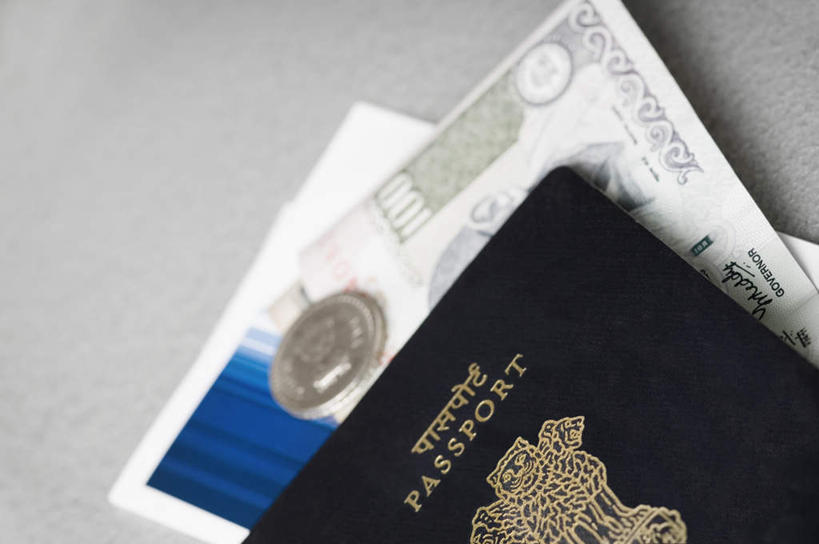 无人,横图,俯视,室内,特写,白天,钱,桌面,桌子,静物,木制,英文,标志,钱币,文字,字符,字母,标识,木制品,钞票,金融,纸币,摄影,影棚,经济,英文字母,护照,流通,纸钞,贸易,货币,现金,硬币,彩图,高角度拍摄,影棚拍摄,拍摄