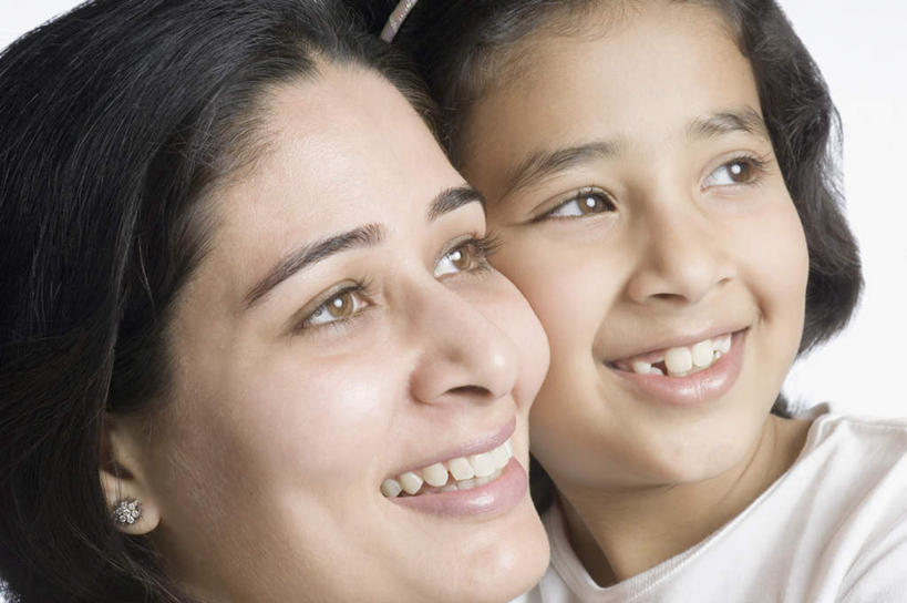 儿童,两个人,家庭,母亲,女儿,笑,微笑,露齿笑,横图,室内,特写,白天,白色背景,正面,纯洁,亚洲,服装,注视,休闲装,小孩,衣服,观察,看,休闲,温暖,温馨,母女,一家人,休闲服,可爱,母爱,童年,童趣,摄影,服饰,影棚,观看,和睦,察看,关注,童真,烂漫,无邪,天真,年轻女性,女孩,女人,女性,亚洲人,印度人,孩子,年轻人,半身,彩图,影棚拍摄,拍摄,融洽,女生