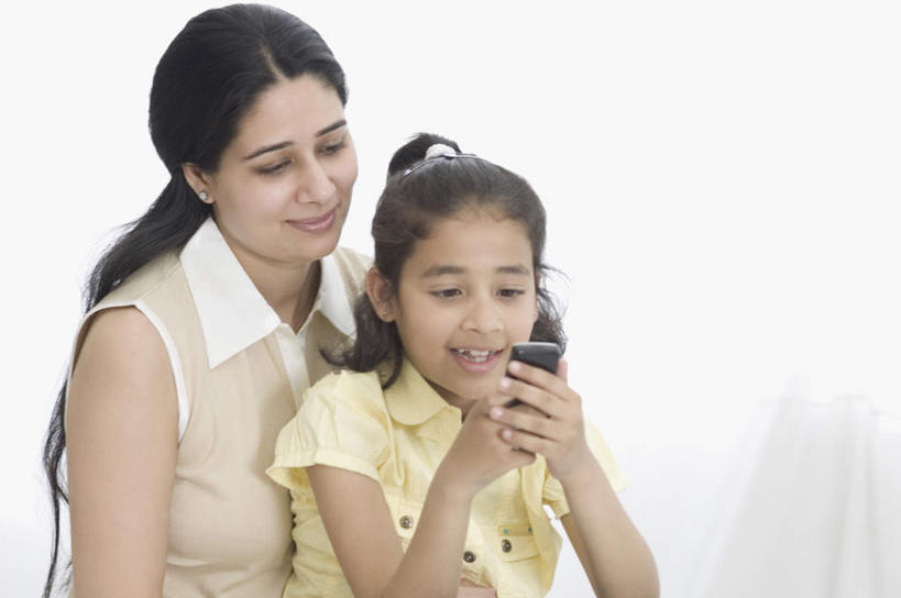 儿童,两个人,家庭,母亲,女儿,坐,笑,打电话,微笑,露齿笑,横图,室内,白天,正面,纯洁,电话,手机,亚洲,服装,拿,拿着,注视,休闲装,通讯设备,小孩,衣服,观察,看,休闲,温暖,温馨,母女,一家人,休闲服,可爱,母爱,童年,童趣,服饰,观看,和睦,察看,关注,童真,烂漫,无邪,交流,天真,年轻女性,女孩,女人,女性,亚洲人,印度人,孩子,年轻人,沟通,通话,坐着,半身,彩图,融洽,女生