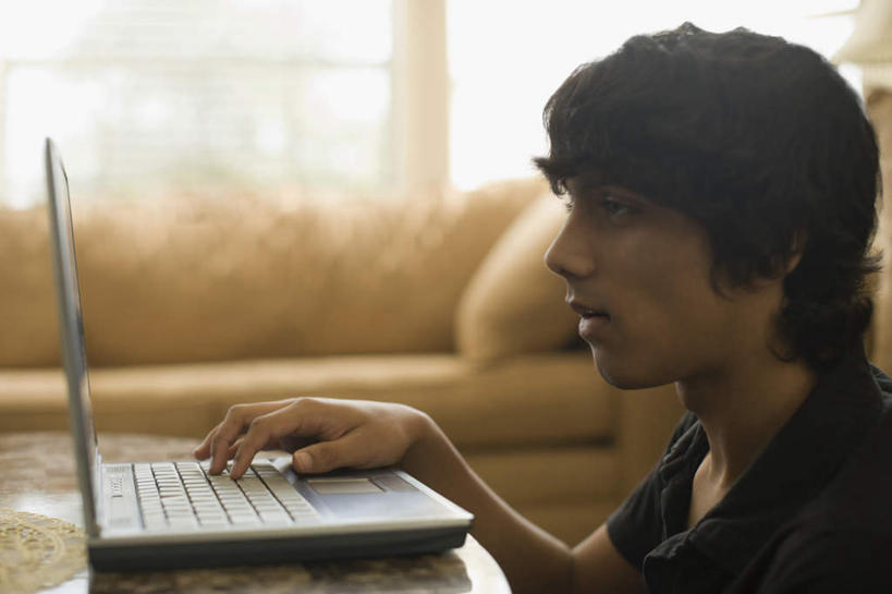 脸,头,脸颊,一个人,客厅,横图,室内,特写,白天,侧面,电脑,笔记本电脑,靠垫,沙发,亚洲,仅一个男性,仅一个人,服装,网络,靠枕,注视,休闲装,通讯设备,仅一个年轻男性,衣服,抱枕,枕头,观察,看,休闲,休闲服,服饰,观看,察看,无线,起居室,关注,通信设备,无线网络,布艺沙发,无线上网,便携式电脑,客堂,手提电脑,男人,男性,年轻男性,亚洲人,印度人,头部,脸部,脸蛋,面部,半身,彩图