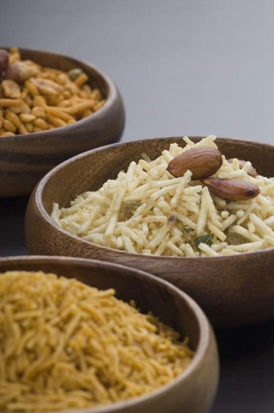 无人,竖图,室内,特写,白天,正面,烹饪,植物,桌面,桌子,杏仁,豆,花生,一堆,堆叠,堆积,木制,陶瓷,豆类,豆子,调味,香料,佐料,料理,食品,坚果,陶瓷制品,菜肴,美食,食物,三个,木制品,容器,碗,摄影,长生果,佳肴,影棚,储藏,堆,配料,储存,花生仁,豆科,作料,落花生,落生,印度菜,印度料理,杏子,杏梅仁,杏核仁,木落子,苦杏仁,花生米,花生豆,彩图,影棚拍摄,拍摄,贮存