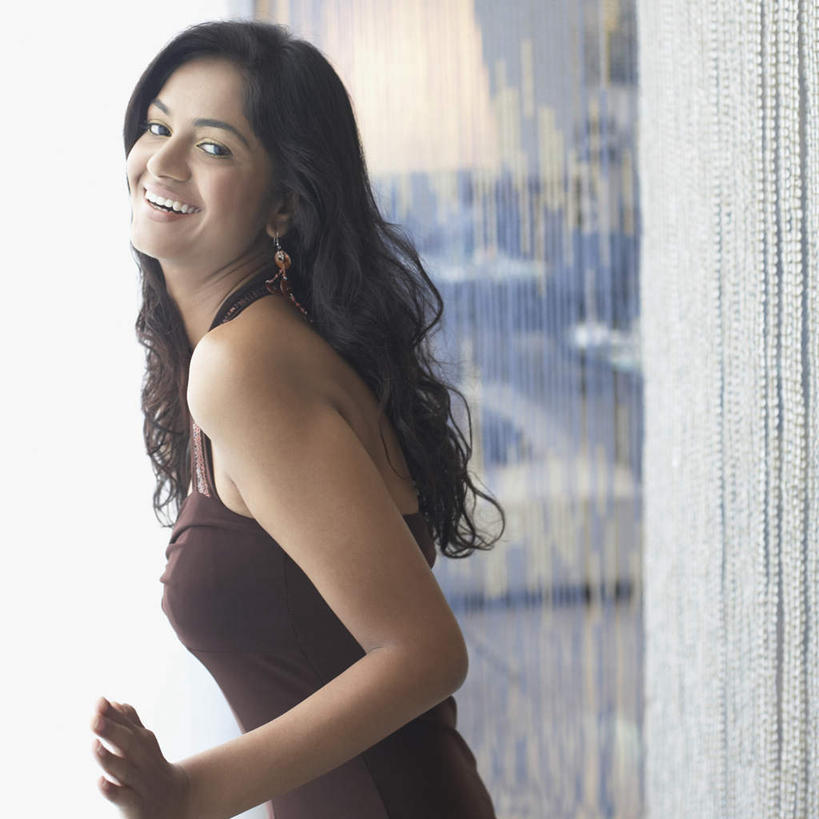 一个人,站,笑,微笑,露齿笑,横图,室内,白天,侧面,亚洲,仅一个年轻女性,仅一个女性,仅一个人,服装,注视,休闲装,衣服,观察,看,站着,休闲,休闲服,服饰,观看,察看,关注,年轻女性,女人,女性,亚洲人,印度人,站立,半身,彩图