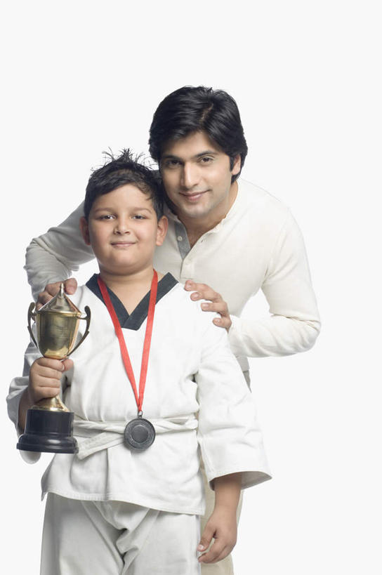 儿童,两个人,家庭,父亲,儿子,笑,微笑,竖图,室内,白天,白色背景,正面,纯洁,成功,胜利,亚洲,握,服装,拿,拿着,注视,休闲装,小孩,衣服,白色,观察,看,休闲,温暖,温馨,父子,一家人,休闲服,父爱,光彩,可爱,童年,童趣,握着,摄影,服饰,影棚,观看,和睦,察看,衣着,穿着,关注,奖牌,荣誉,奖品,童真,烂漫,无邪,荣耀,衣饰,光荣,天真,男孩,男人,男性,年轻男性,亚洲人,印度人,孩子,年轻人,半身,彩图,影棚拍摄,拍摄,融洽,奖杯,男生,练功服