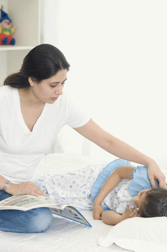 儿童,两个人,家庭,母亲,女儿,坐,说,睡,竖图,室内,白天,正面,看书,阅读,纯洁,书架,卧室,书籍,亚洲,学习,服装,注视,休闲装,小孩,衣服,书本,观察,看,休闲,温暖,温馨,母女,一家人,休闲服,可爱,母爱,童年,童趣,读书,浏览,服饰,观看,和睦,察看,关注,童真,烂漫,无邪,交流,天真,年轻女性,女孩,女人,女性,亚洲人,印度人,孩子,年轻人,书,图书,沟通,讲话,交谈,困,困觉,寝息,睡觉,说话,谈话,坐着,半身,彩图,睡房,卧房,融洽,女生