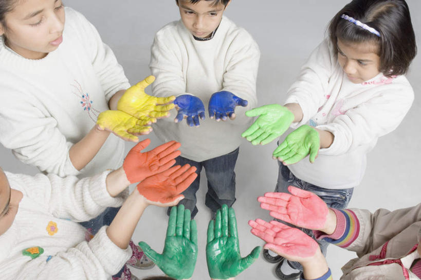 儿童,伙伴,朋友,横图,俯视,彩色,室内,白天,友谊,纯洁,装修,亚洲,灰色背景,服装,装饰,材料,许多人,注视,休闲装,装潢,小孩,衣服,发箍,发饰,饰品,观察,看,一群人,休闲,休闲服,可爱,童年,童趣,摄影,服饰,影棚,头箍,观看,五颜六色,保护,涂料,色彩斑斓,察看,关注,五彩缤纷,发卡,童真,烂漫,无邪,配饰,五彩斑斓,五光十色,天真,友情,男孩,男人,男性,女孩,女人,女性,亚洲人,印度人,半身,彩图,高角度拍摄,影棚拍摄,拍摄,男生,女生