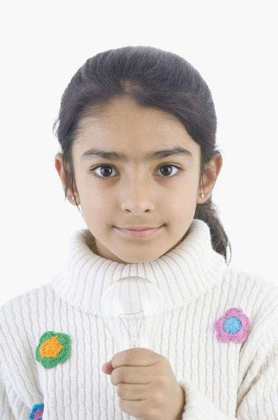 儿童,脸,头,脸颊,一个人,竖图,室内,特写,白天,白色背景,正面,纯洁,照明,亚洲,仅一个女性,仅一个人,服装,灯泡,拿,拿着,注视,休闲装,灯,小孩,衣服,灯具,观察,看,仅一个小孩,休闲,休闲服,可爱,童年,童趣,摄影,服饰,白炽灯,影棚,观看,照亮,察看,关注,童真,烂漫,无邪,照明工具,白炽灯泡,天真,女孩,女人,女性,亚洲人,印度人,孩子,头部,脸部,脸蛋,面部,半身,彩图,影棚拍摄,拍摄,女生