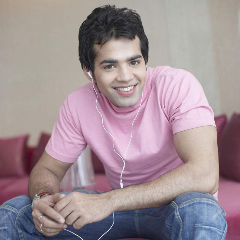 一个人,坐,笑,微笑,露齿笑,横图,室内,白天,正面,陶醉,快乐,满意,幸福,沙发,亚洲,仅一个男性,仅一个人,服装,音响,音乐,音乐播放器,注视,休闲装,娱乐,仅一个年轻男性,衣服,耳机,观察,看,享受,休闲,休闲服,放松,服饰,观看,察看,舒适,享乐,关注,MP3播放器,布艺沙发,男人,男性,年轻男性,亚洲人,印度人,坐着,半身,彩图,播放器,沉醉