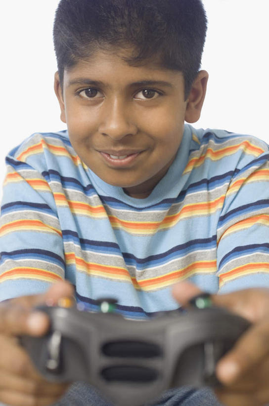 儿童,一个人,笑,微笑,竖图,室内,白天,白色背景,正面,游戏,亚洲,仅一个男性,仅一个人,服装,玩,注视,休闲装,娱乐,小孩,衣服,观察,看,仅一个小孩,休闲,休闲服,摄影,服饰,游戏机,影棚,观看,活动,察看,发泄,关注,消遣,智力,宣泄,男孩,男人,男性,亚洲人,印度人,孩子,玩耍,嬉戏,半身,彩图,影棚拍摄,拍摄,男生